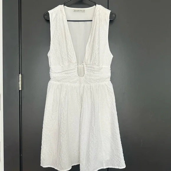 White Sleeveless Dress - Picture 3 of 3